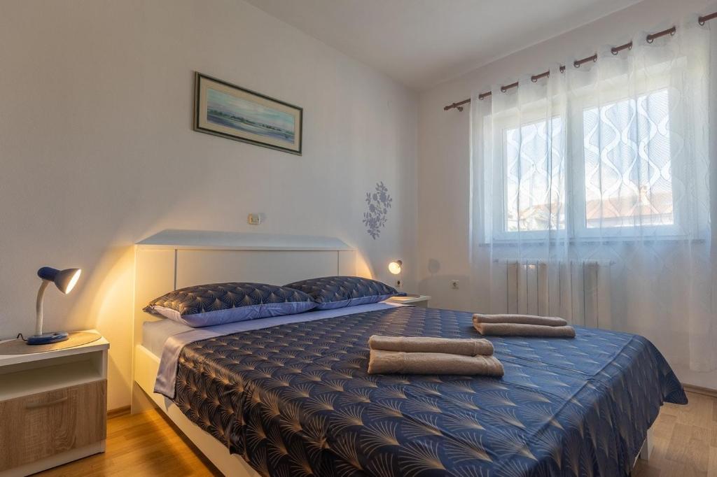 een slaapkamer met een groot bed met 2 kussens erop bij Apartments with a parking space Porec - 22124 in Poreč