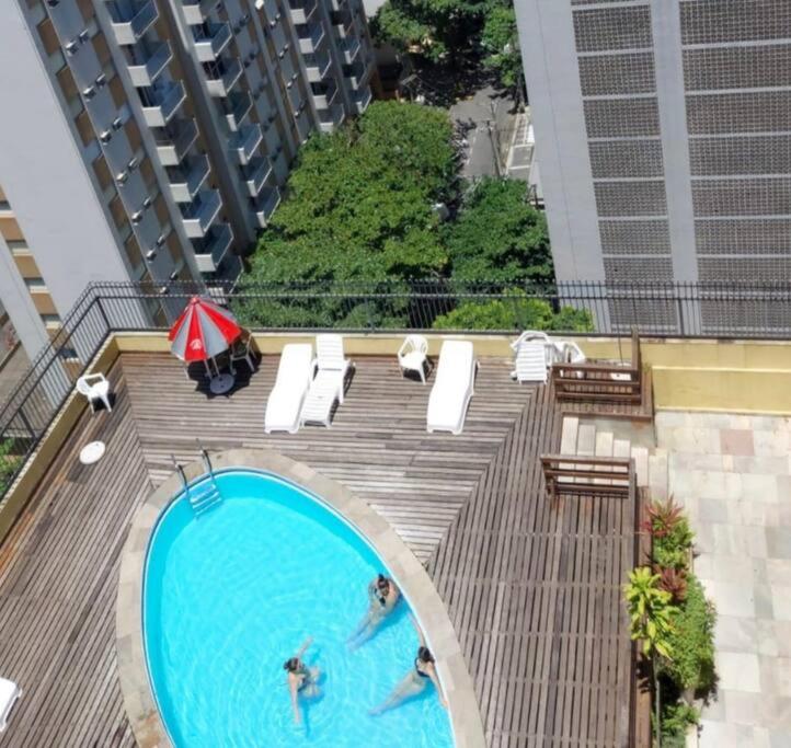 Swimmingpoolen hos eller tæt på kitnet Guarujá pitangueiras boulevard