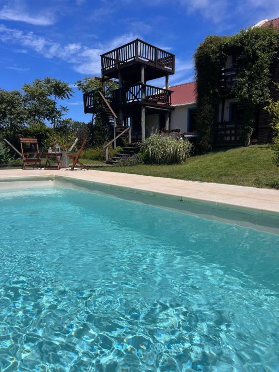 蓬塔德迪亞布羅的住宿－Posada de la Viuda，带阳台的别墅,位于游泳池上方