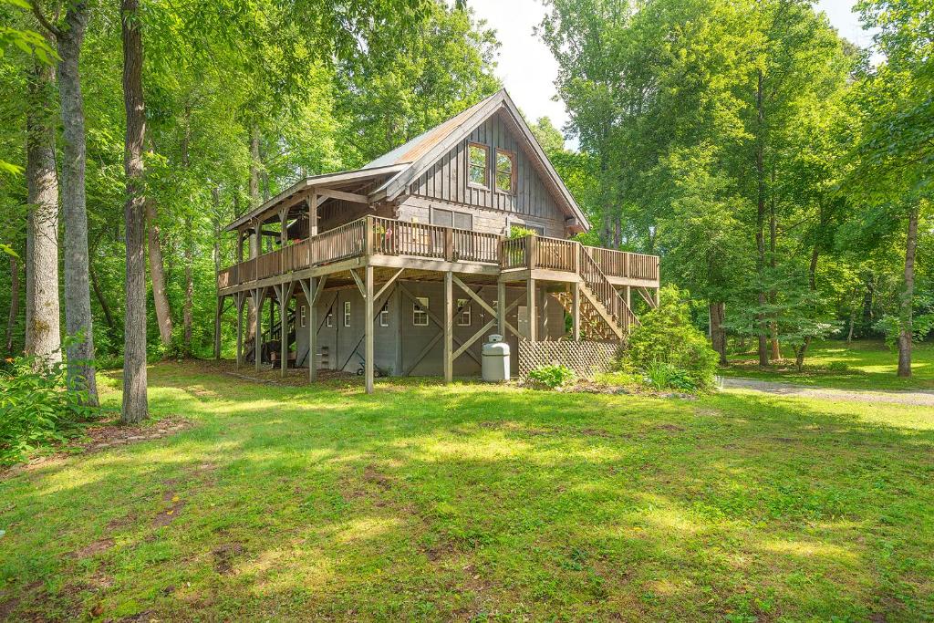 una gran casa de madera en medio de un patio en River Retreat Cabin en Arden