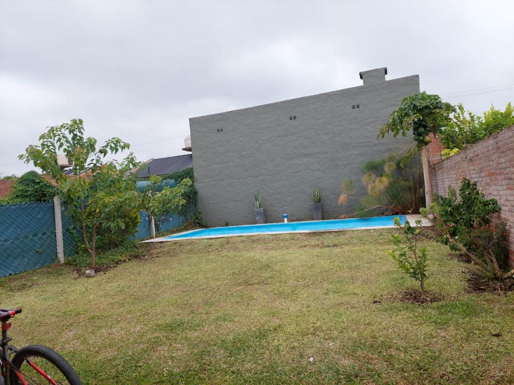 una piscina en el patio de una casa en CASA YERBA BUENA TUCUMAN en Yerba Buena