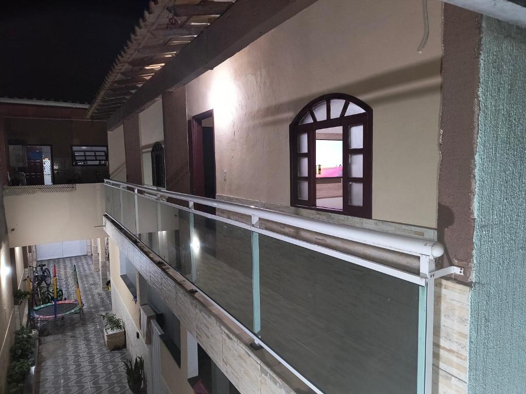 an empty balcony of a building with a window at Casa de Praia Completa em Cabo Frio 04 para até 5 Pessoas in Cabo Frio