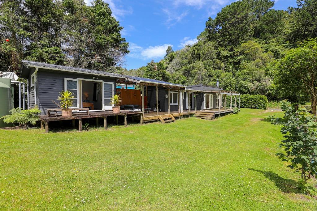 a row of modular homes in a yard at Back of Beyond Cottage in Rotoiti