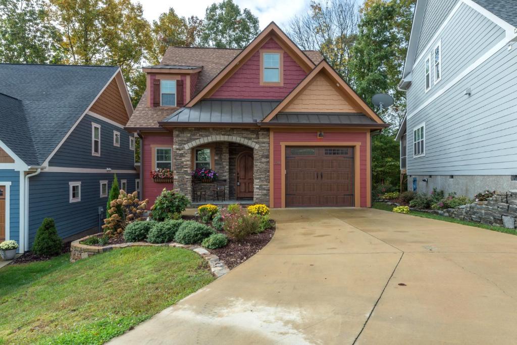 Mythical Manor Tudorstyle Cottage 5 Min. from Downtown Black Mtn