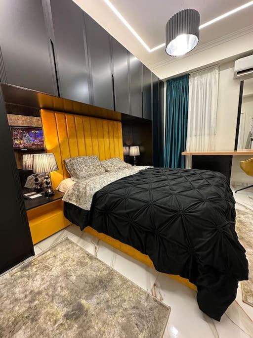 Säng eller sängar i ett rum på Skyen Luxury Apartments