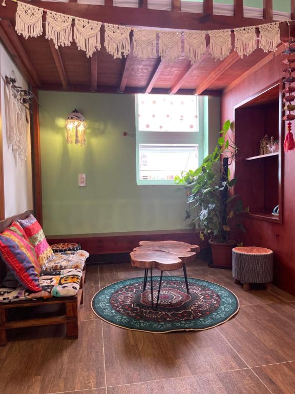 Khu vực ghế ngồi tại Selena Dalat Homestay