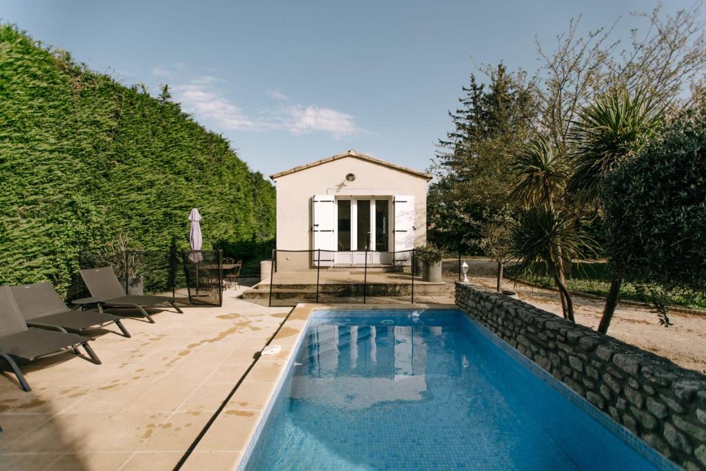 una piscina frente a una casa en Charming villa in the heart of the watershed, en LʼIsle-sur-la-Sorgue