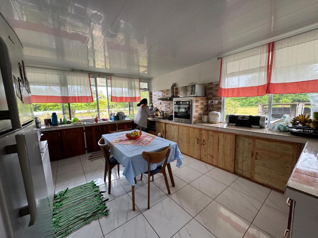Kuchyň nebo kuchyňský kout v ubytování TOAMANAHERE GUESTHOUSE TUBUAI Aéroport