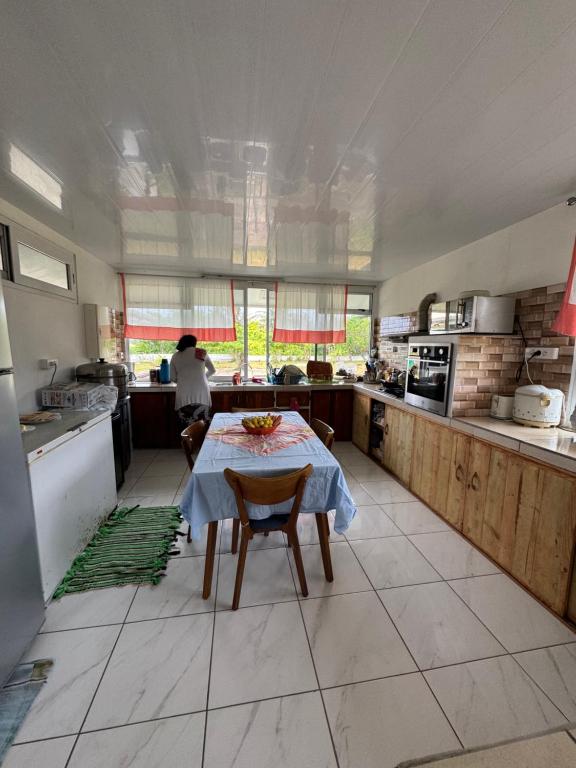 Kuchyň nebo kuchyňský kout v ubytování TOAMANAHERE GUESTHOUSE TUBUAI Aéroport