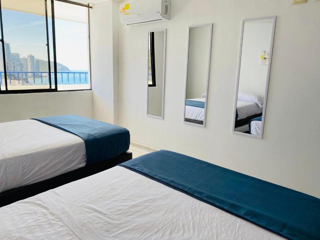 Giường trong phòng chung tại Karey 1504 Vista al Mar, El Rodadero Santa Marta