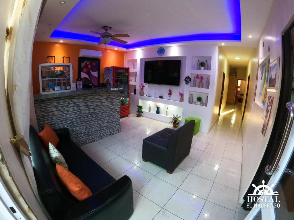 TV a/nebo společenská místnost v ubytování Hostal El Naufrago 1