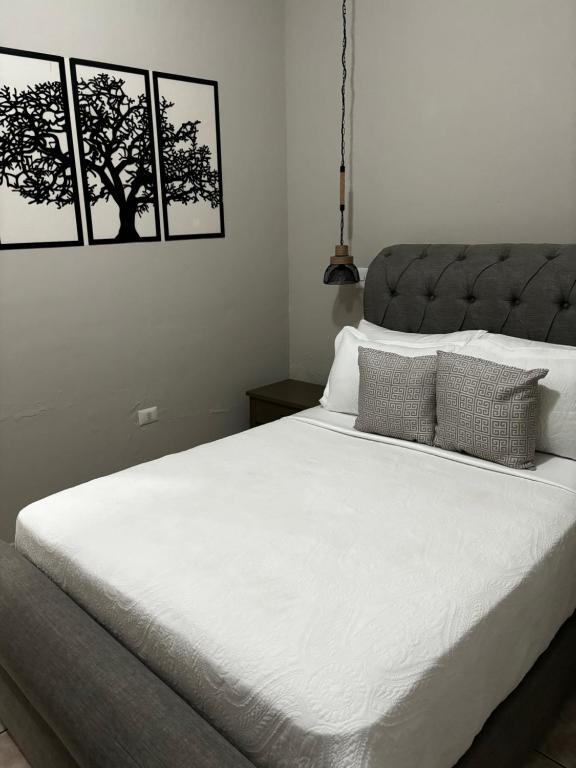 Un pat sau paturi într-o cameră la Hotel Victoria Bernal