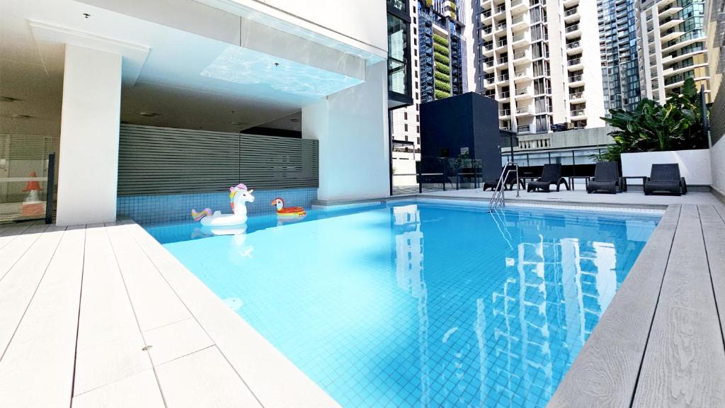 Bazén v ubytování Oaks Brisbane on Charlotte Suites nebo v jeho okolí