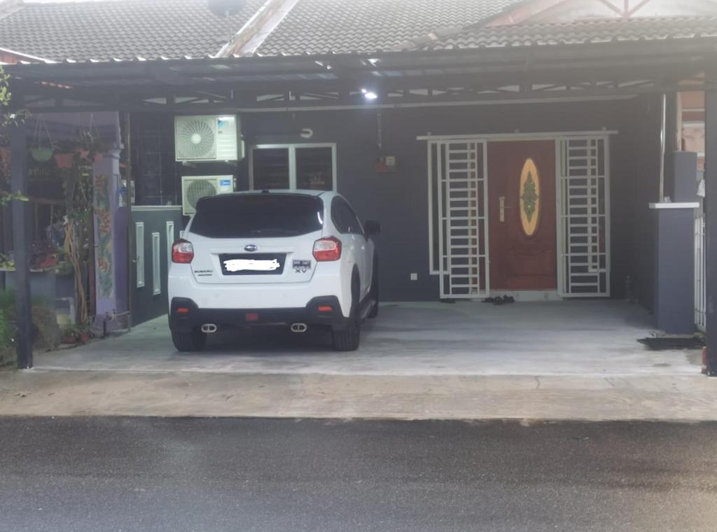 une voiture blanche garée devant un garage dans l'établissement DRS Legacy Homestay, à Kamunting