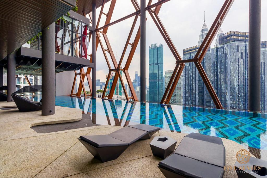 Scarletz Suites, Bukit Bintang, Experience tesisinde veya buraya yakın yüzme havuzu