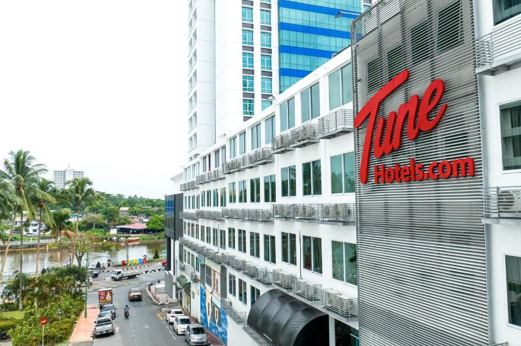 un edificio con un letrero de hotel en su lateral en Tune Hotel - Waterfront Kuching, en Kuching