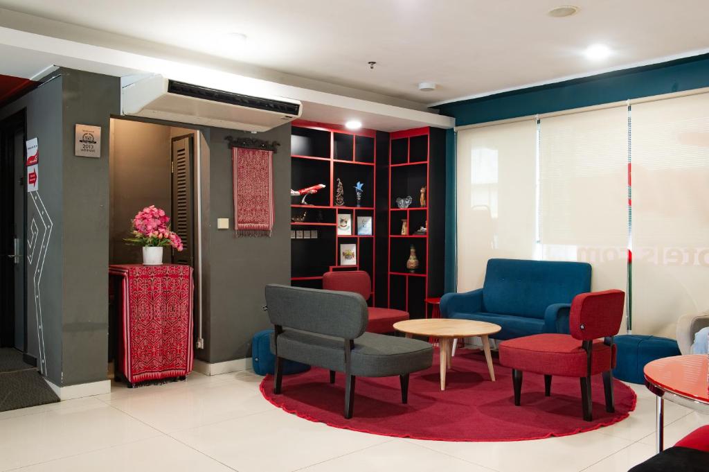 uma sala de espera com cadeiras e uma mesa em Tune Hotel - Waterfront Kuching em Kuching