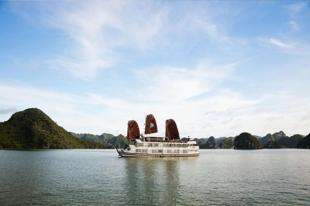 un navire de croisière avec des chapeaux de santa sur l'eau dans l'établissement Mila Cruises, à Hạ Long