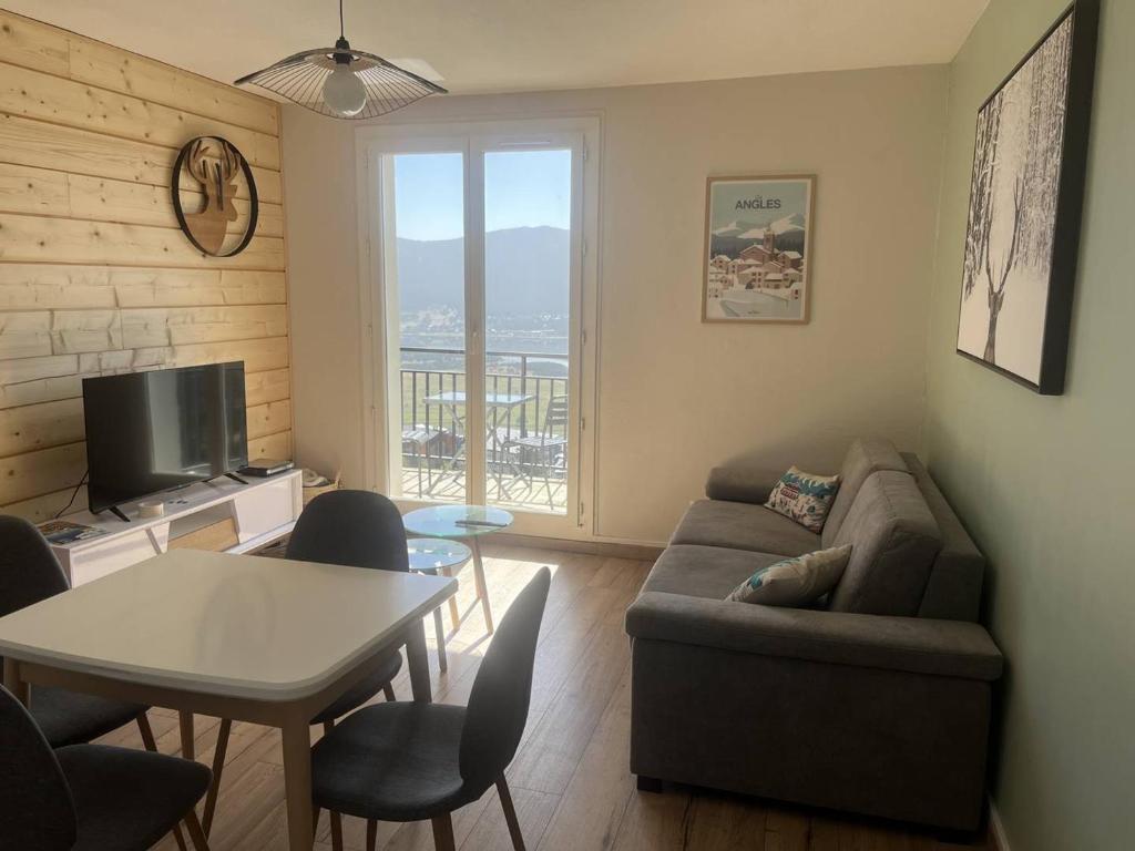 un salon avec un canapé et une table dans l'établissement Appartement 3 pièces avec balcon, WiFi, parking, proche station, Les Angles - FR-1-593-103, aux Angles