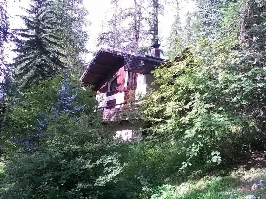 a building in the middle of a forest at Chalet Les Orres, 4 pièces, 11 personnes - FR-1-322-581 in Les Orres