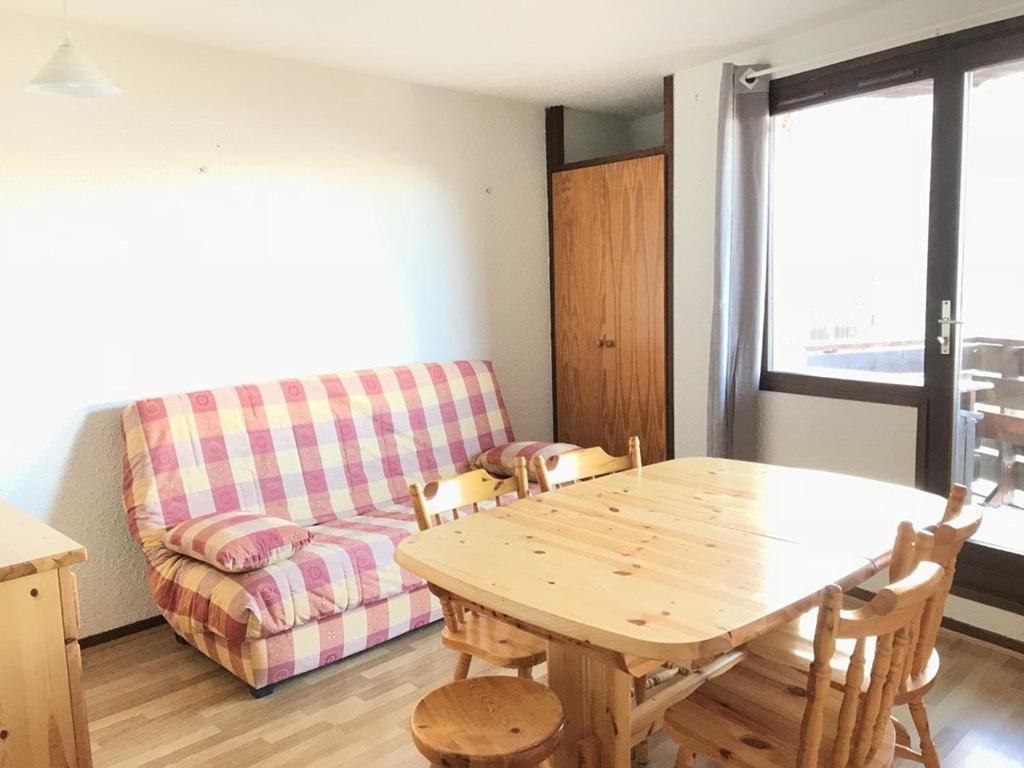 un salon avec une table et un canapé dans l'établissement T2 6 Pers au pied des pistes - Les Orres 1650 - FR-1-322-559, aux Orres