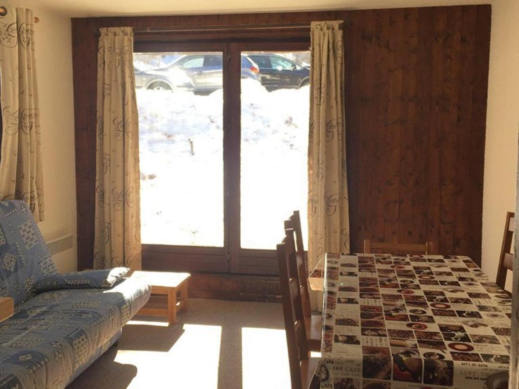 - une chambre avec un lit et une fenêtre avec de la neige à l'extérieur dans l'établissement Appartement spacieux au pied des remontées, terrasse sud, 2 pièces, 6 personnes, accès direct aux pistes - FR-1-322-563, aux Orres