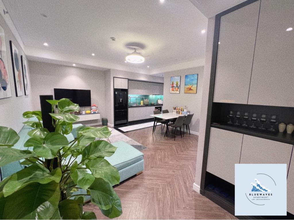 TV a/nebo společenská místnost v ubytování Bluewaves Apartment Quy Nhon - Altara Seaview