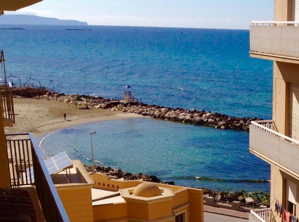 vistas al océano desde el balcón de un complejo en Appartamento La Dimora Siciliana, en Trapani