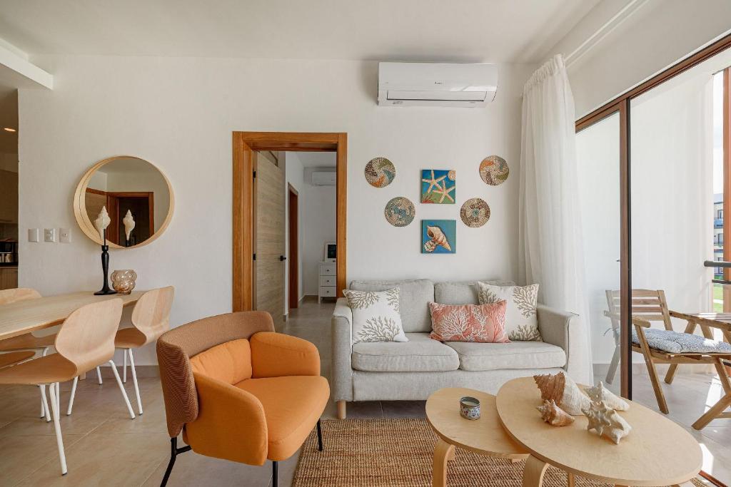 พื้นที่นั่งเล่นของ Apartamento con Acceso a la Playa y Piscina