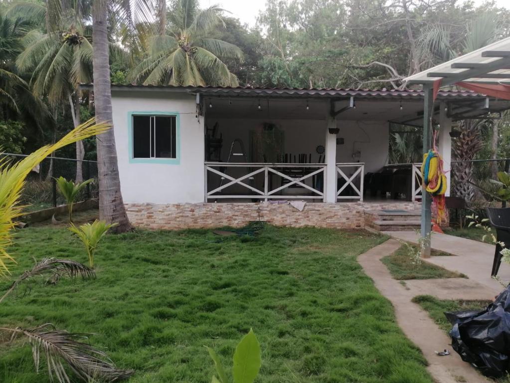 ein Haus mit Garten davor in der Unterkunft Casa Jaragua in Barra de Santiago