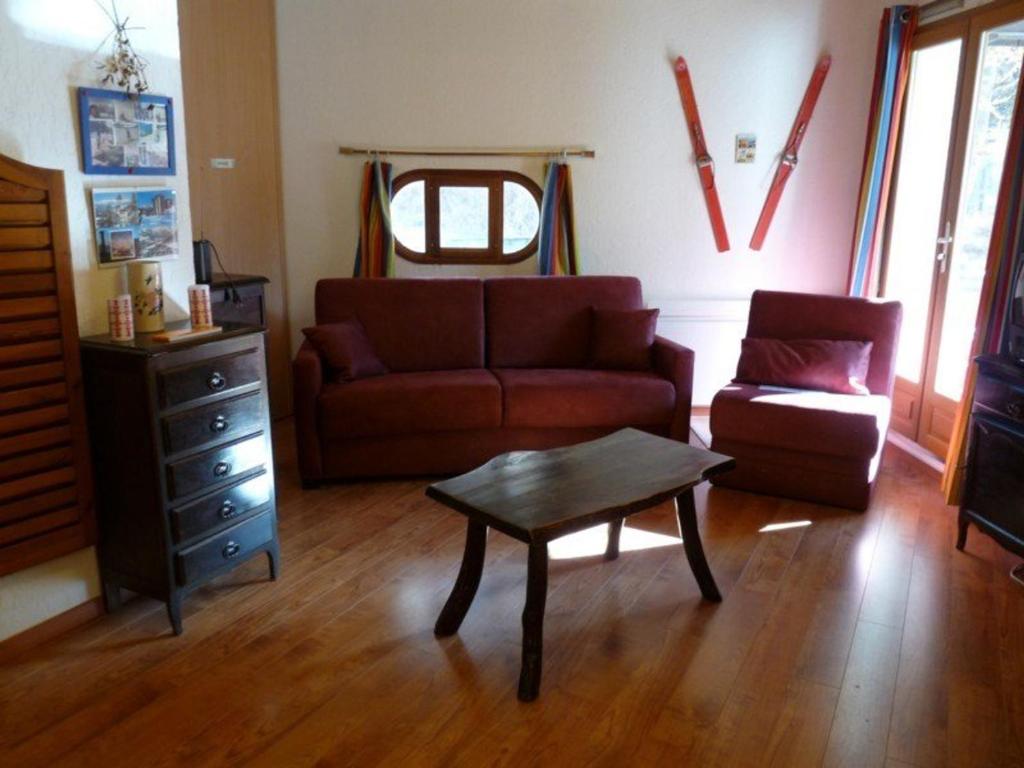 un salon avec un canapé et une table dans l'établissement Spacieux appartement T3 aux Orres - 8 pers, au pied des pistes, proche commodités - FR-1-322-586, aux Orres