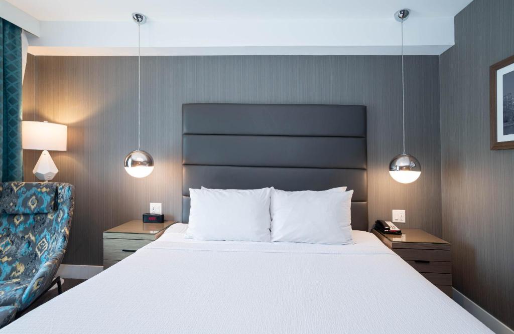 Postel nebo postele na pokoji v ubytování Sandman Signature Calgary Airport Hotel