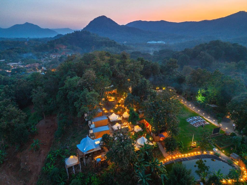 uma vista aérea de um resort nas montanhas à noite em แคมป์ต๊ะต่อนยอน แม่กำปอง เชียงใหม่ CAMP Ta-Torn-Yorn Maekampong Chiang Mai em Mae On