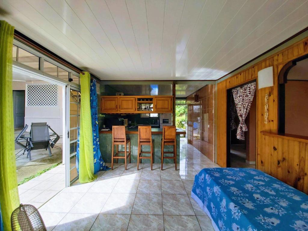una camera con letto e una cucina con tavolo di Studio Poe 1 Room Fare Tepua Lodge a aUturoa