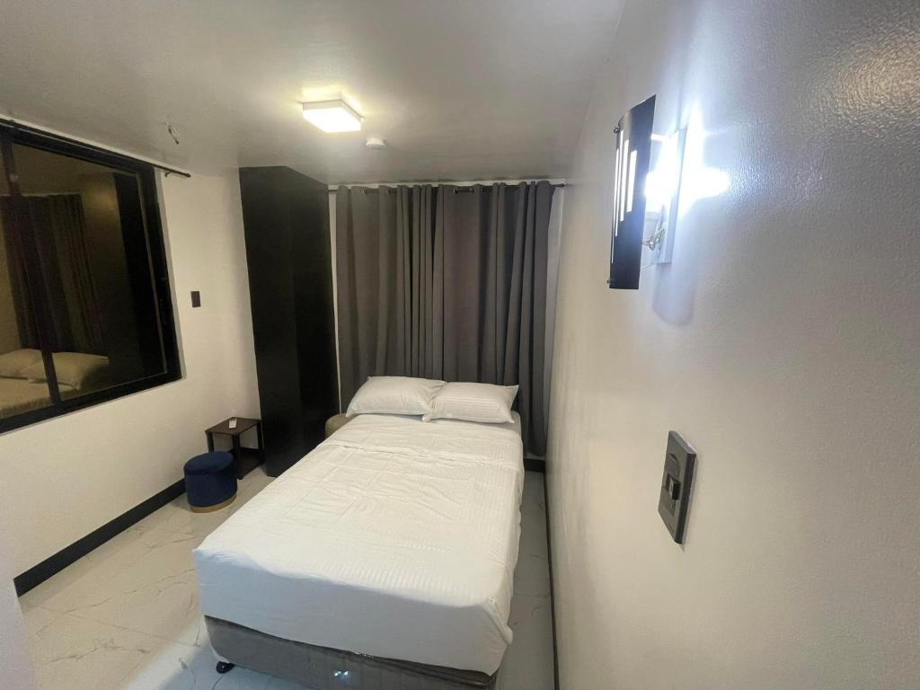 Postel nebo postele na pokoji v ubytování SHOWMECAS Alley Stay