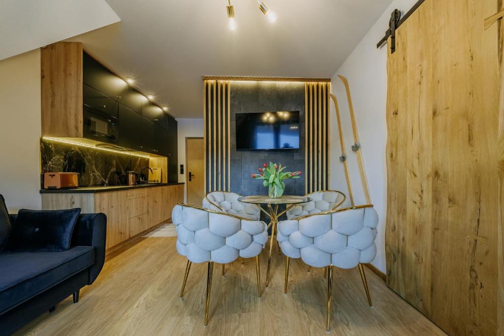 salon ze stołem i 2 krzesłami w obiekcie Willa Zielone Wzgórze - Luksusowe apartamenty - Zakopane w Zakopanem