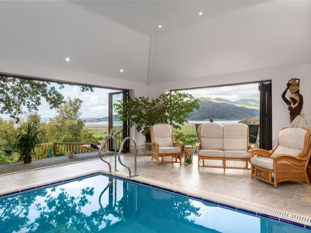 Casa con piscina y vistas en Treetops, en Fairbourne