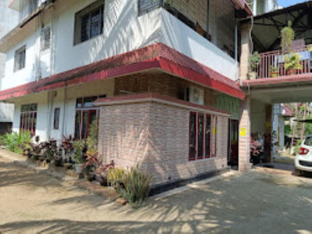 ein Gebäude an der Straßenseite in der Unterkunft Mulberry Guesthouse Guwahati in Guwahati