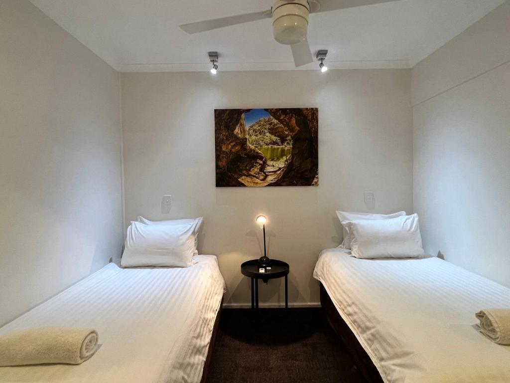 Postel nebo postele na pokoji v ubytování Stay at Alice Springs Hotel