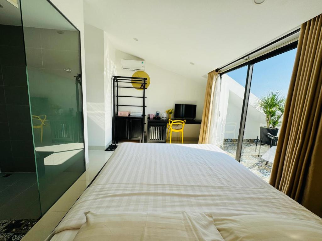 Un pat sau paturi într-o cameră la Maison Khoi Homestay