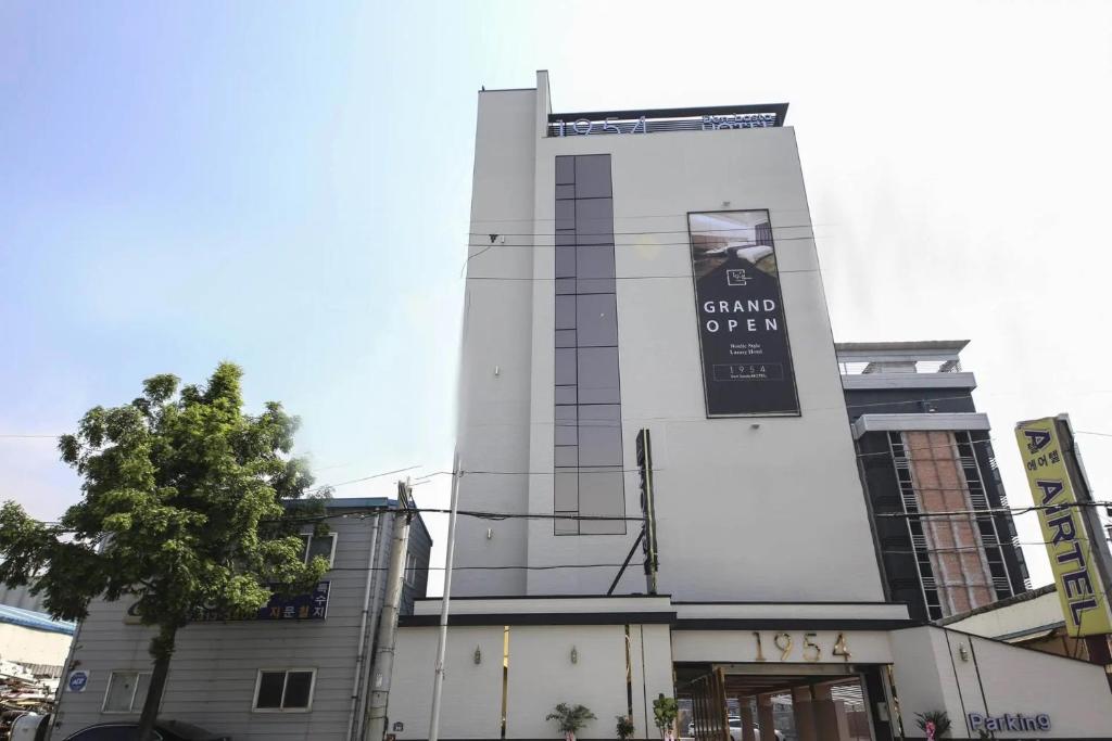 un bâtiment avec un panneau sur son côté dans l'établissement 1954 Hotel, à Busan
