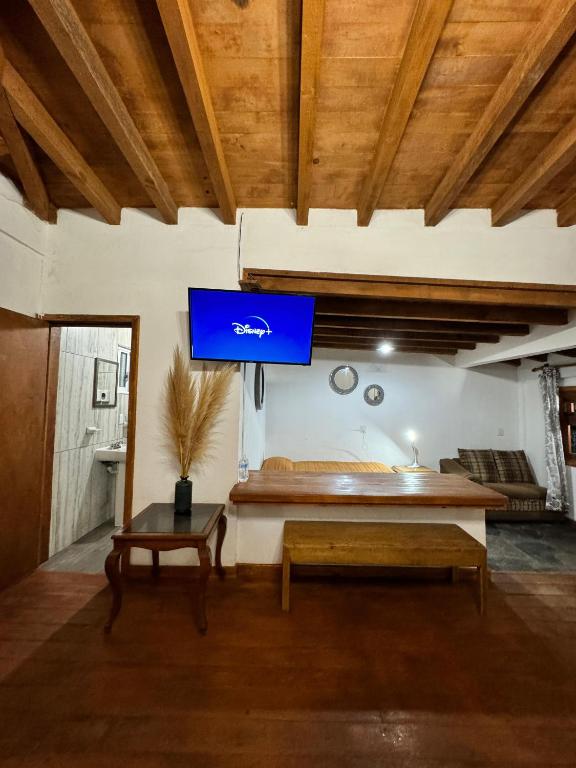 TV a/nebo společenská místnost v ubytování Los Azufres Spa Natural