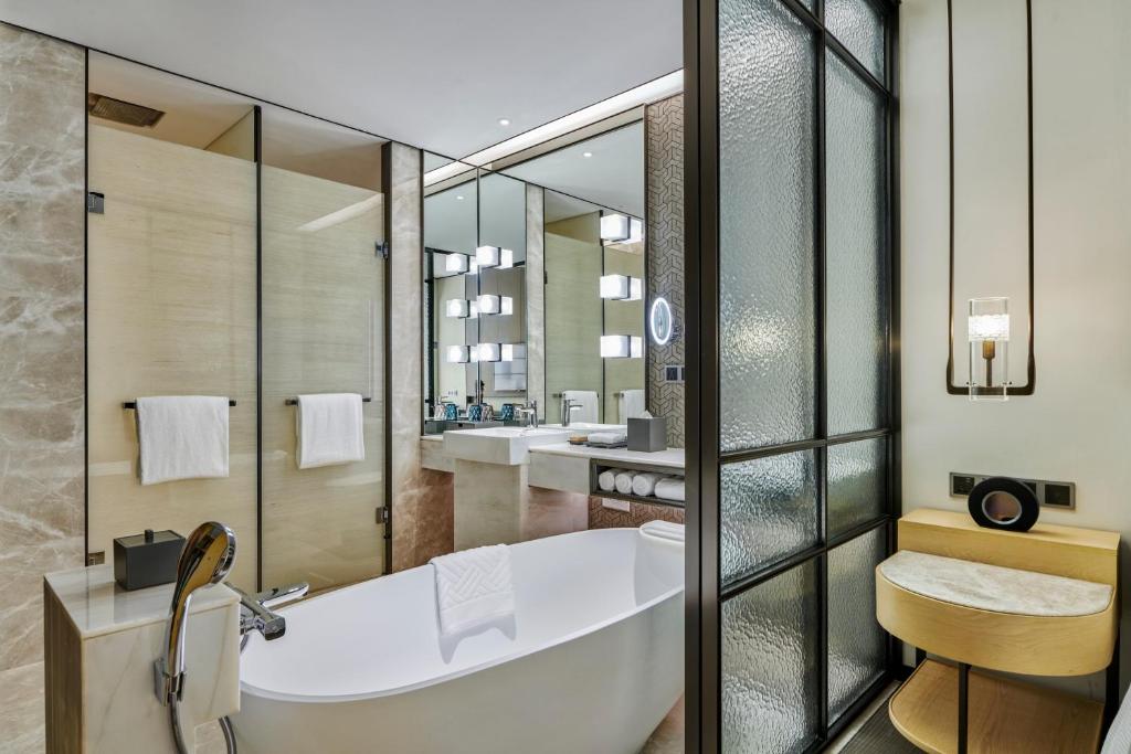 Koupelna v ubytování DoubleTree by Hilton Shenzhen Airport