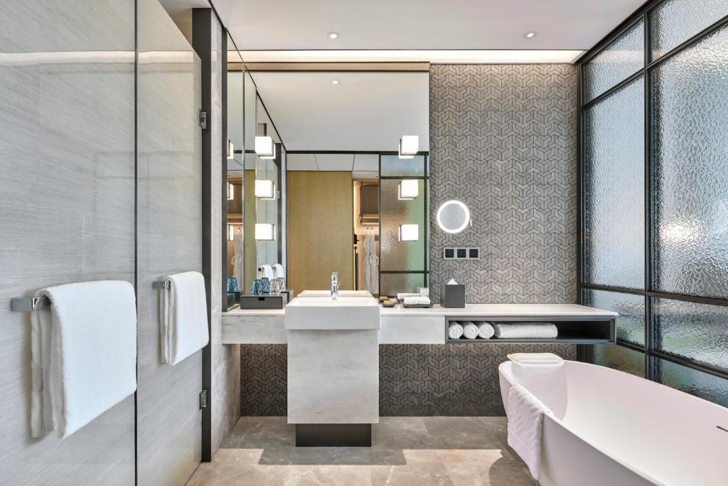 Koupelna v ubytování DoubleTree by Hilton Shenzhen Airport