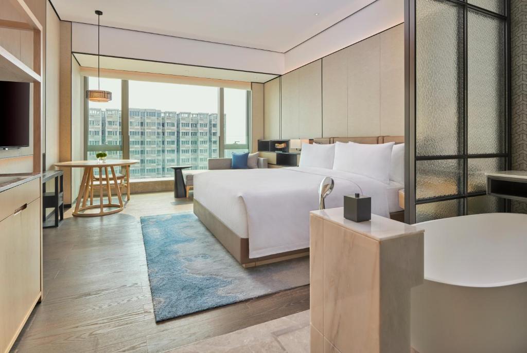 Postel nebo postele na pokoji v ubytování DoubleTree by Hilton Shenzhen Airport