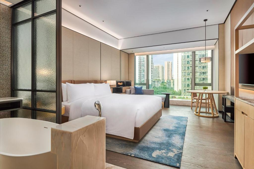 Postel nebo postele na pokoji v ubytování DoubleTree by Hilton Shenzhen Airport