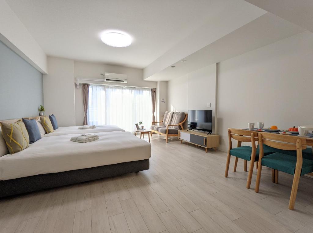 ESLEAD HOTEL Osaka Tsuruhashi في أوساكا: غرفة نوم بسرير وطاولة ومكتب