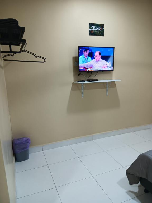 TV a/nebo společenská místnost v ubytování NURUL ROOMSTAY LANGKAWI