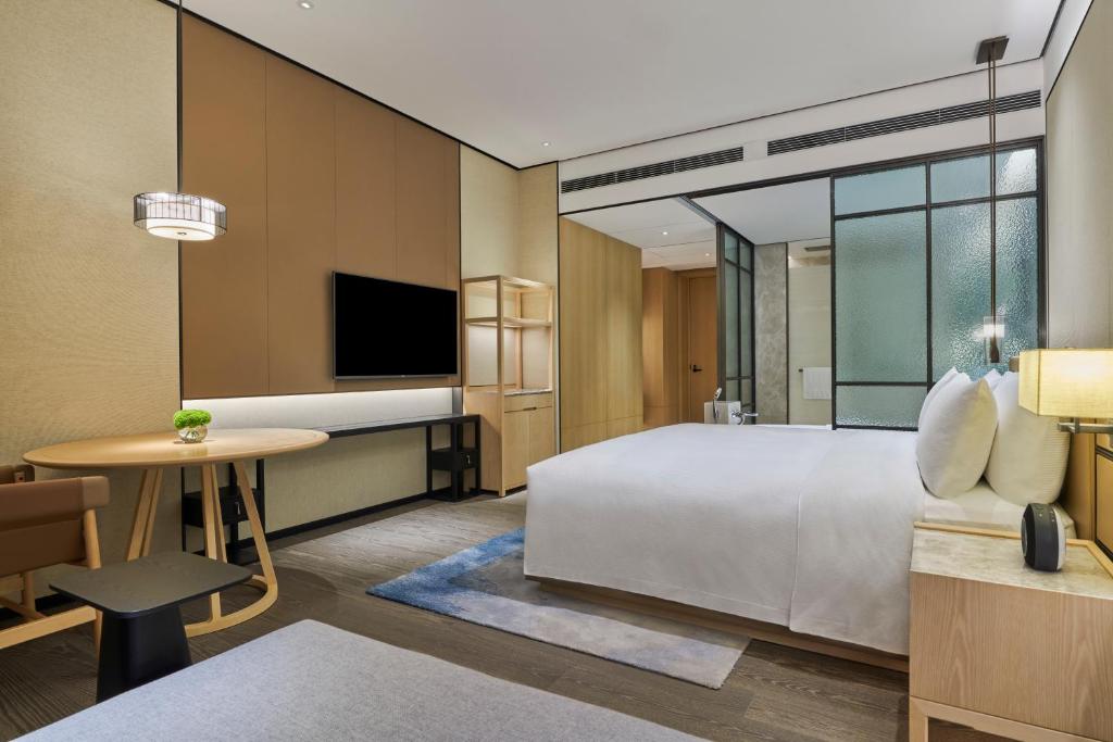 Postel nebo postele na pokoji v ubytování DoubleTree by Hilton Shenzhen Airport