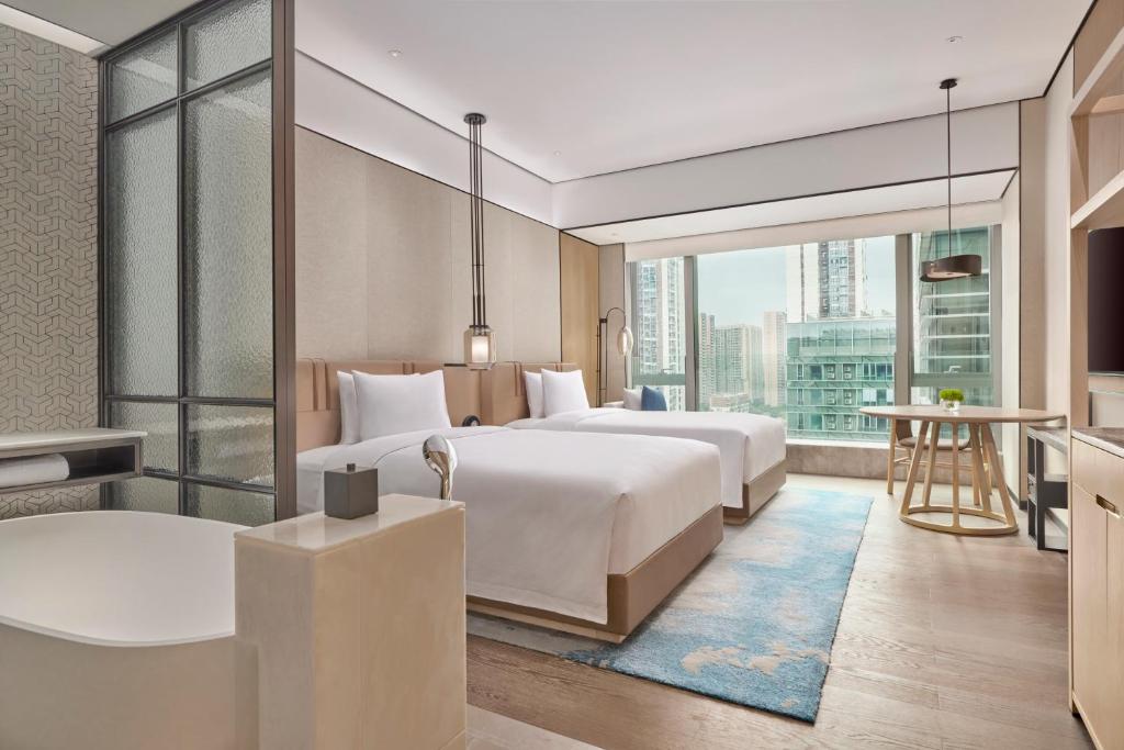 Postel nebo postele na pokoji v ubytování DoubleTree by Hilton Shenzhen Airport